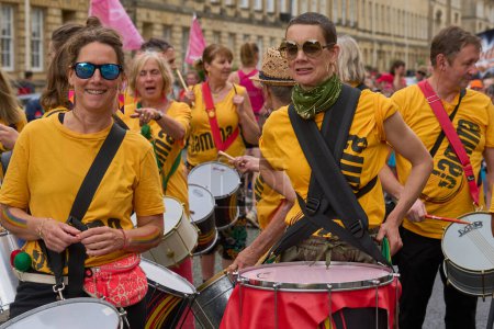 Téléchargez les photos : Bath, Angleterre, Royaume-Uni - 8 juillet 2023 : Défilé de groupes de musique et de danse en costumes ornés lors du carnaval annuel alors qu'il progresse dans les rues de la ville historique de Bath dans le Somerset. - en image libre de droit