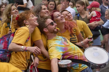 Foto de Bath, Inglaterra, Reino Unido - 8 de julio de 2023: Desfile de grupos de música y danza con trajes ornamentados que se presentan en el carnaval anual a medida que avanza por las calles de la histórica ciudad de Bath en Somerset. - Imagen libre de derechos