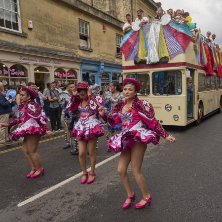 Foto de Bath, Inglaterra, Reino Unido - 8 de julio de 2023: Bailarines caporales en trajes ornamentados que se presentan en el carnaval anual a medida que avanza por las calles de la histórica ciudad de Bath en Somerset. - Imagen libre de derechos