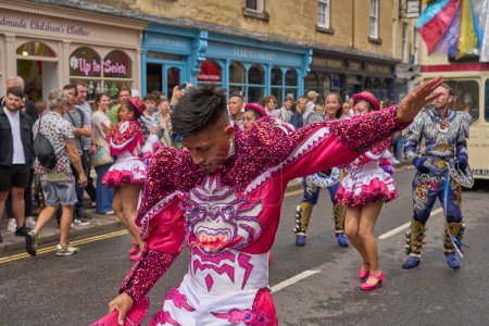 Téléchargez les photos : Bath, Angleterre, Royaume-Uni - 8 juillet 2023 : Des danseurs Caporales en costumes décorés se produisent au carnaval annuel alors qu'il progresse dans les rues de la ville historique de Bath dans le Somerset. - en image libre de droit