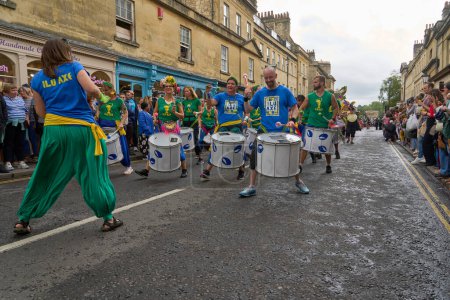 Téléchargez les photos : Bath, Angleterre, Royaume-Uni - 8 juillet 2023 : Défilé de groupes de musique et de danse en costumes ornés lors du carnaval annuel alors qu'il progresse dans les rues de la ville historique de Bath dans le Somerset. - en image libre de droit