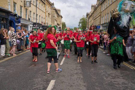 Foto de Bath, Inglaterra, Reino Unido - 8 de julio de 2023: Bailarines y músicos vestidos con trajes ornamentados desfilan por las calles de Bath en el carnaval anual. - Imagen libre de derechos