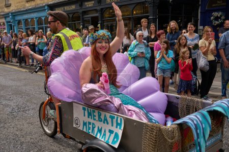 Téléchargez les photos : Bath, Angleterre, Royaume-Uni - 8 juillet 2023 : Danseurs et musiciens vêtus de costumes décorés défilent dans les rues de Bath lors du carnaval annuel. - en image libre de droit