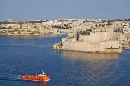 Foto de Valetta, Malta - 8 de junio de 2023: Vista panorámica desde la ciudad de Valetta a través del Gran Puerto hasta Birgu y Senglea - Imagen libre de derechos