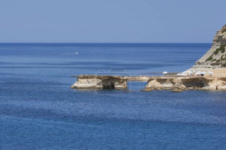 Téléchargez les photos : Marsalforn, Gozo, Malta - June 9, 2023: Scenic bay of the coastal resort of Marsalforn on the island of Gozo in Malta - en image libre de droit