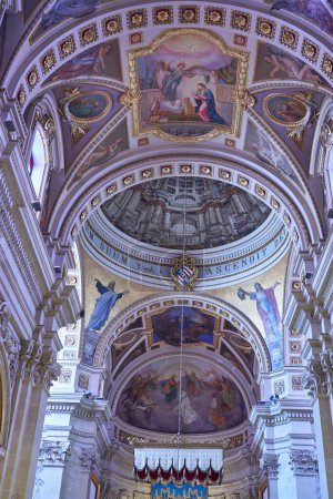 Téléchargez les photos : Victoria, Gozo, Malta - June 9, 2023: Ornate interior of the historic Cathedral of the Assumption in the fortified citadel of Victoria on the island of Gozo in Malta. - en image libre de droit