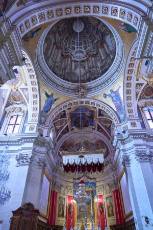 Téléchargez les photos : Victoria, Gozo, Malta - June 9, 2023: Ornate interior of the historic Cathedral of the Assumption in the fortified citadel of Victoria on the island of Gozo in Malta. - en image libre de droit
