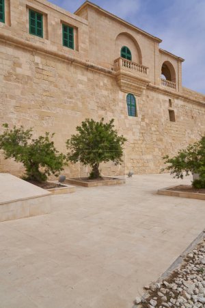 Foto de Valetta, Malta - 11 de junio de 2023: Entrada al santuario interior del Fuerte de San Elmo en la costa de Valetta en Malta. - Imagen libre de derechos