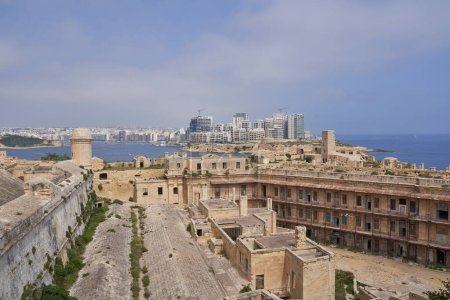 Foto de Valetta, Malta - 11 de junio de 2023: Zona abandonada del Fuerte de San Elmo en la costa de Valetta en Malta. - Imagen libre de derechos