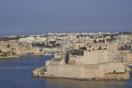 Foto de Valetta, Malta - 11 de junio de 2023: Vista panorámica desde la ciudad de Valetta a través del Gran Puerto hasta Birgu y Senglea - Imagen libre de derechos