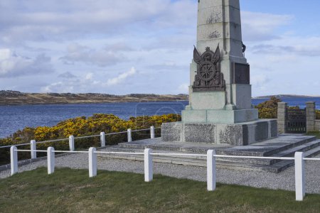 Foto de STANLEY, FALKLAND ISLANDS - 26 DE OCTUBRE DE 2023: Memorial en Stanley, capital de las Islas Malvinas, a la Primera Guerra Mundial batalla naval librada el 8 de diciembre de 1914 entre el Reino Unido y Alemania. - Imagen libre de derechos
