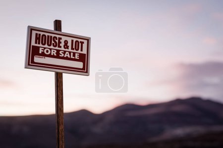 Foto de Casa y lote en venta signo madera hecho 3d ilustración - Imagen libre de derechos