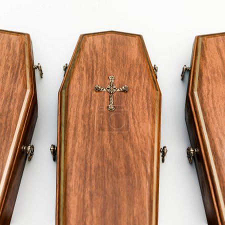 Téléchargez les photos : Cercueil isolé sur fond blanc illustration 3d - en image libre de droit
