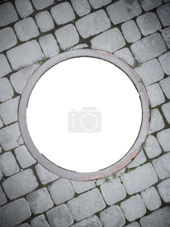 Téléchargez les photos : Un trou rond dans le trottoir avec une jante en fonte et un espace de copie dans celui-ci isolé sur blanc. - en image libre de droit