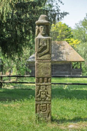 Téléchargez les photos : Copie de Zbruch Idol dans le Musée d'architecture folklorique et de la vie de la région du Moyen-Dnipro. Pereyaslav, Ukraine - mai 2023. - en image libre de droit