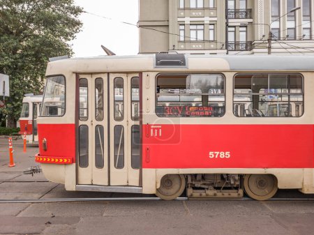 Foto de Antiguo tranvía rojo Tatra T3 con cartel: "AFU, gloria a los héroes" en la ventana. en la plaza del contrato en el podil. Kiev, Ucrania - 26 de junio de 2023. - Imagen libre de derechos