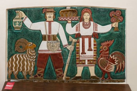 Foto de Panel de cerámica con una mujer ucraniana y un ucraniano por Oksana Grudzynska. Kiev, Ucrania - 12 de agosto de 2023. - Imagen libre de derechos