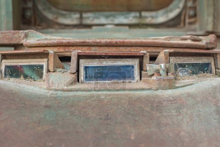 Foto de Ventana de periscopio en la superficie de un tanque o artillería autopropulsada, primer plano. - Imagen libre de derechos
