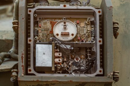 Téléchargez les photos : Carte de circuit électrique de l'émetteur de lumière infrarouge militaire russe Shtora-1, gros plan. Kiev, Ukraine - 24 août 2023 - en image libre de droit