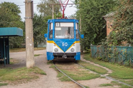 Téléchargez les photos : Vieille ligne de tramway KTM-5 une par jour sur la route de campagne. Konotop, oblast de Sumy, Ukraine - 24 août 2020 - en image libre de droit