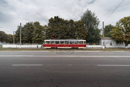 Foto de Antiguo tranvía rojo Tatra t3 en la carretera contryside. Konotop, Óblast de Sumy, Ucrania - 24 de agosto de 2020 - Imagen libre de derechos