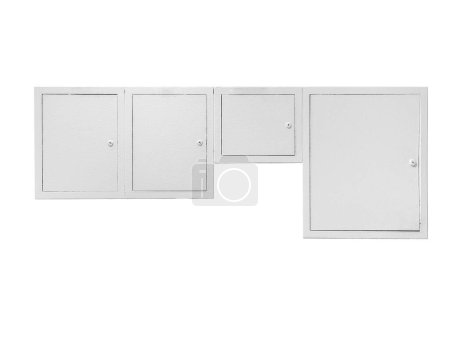 Téléchargez les photos : Quatre boîtes de compteurs électriques blanches de différentes tailles isolées sur fond blanc. - en image libre de droit
