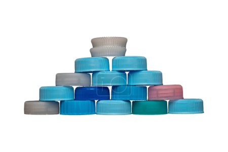 Hellblaue Plastikverschlüsse aus HDPE Pyramide aus Trinkwasserflaschen isoliert auf weißem Hintergrund.