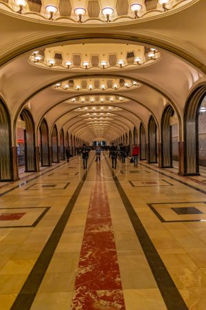 Foto de Moscow/Russia; March 13 2018: Mayakovskaya metro station, Moscow, Russia - Imagen libre de derechos