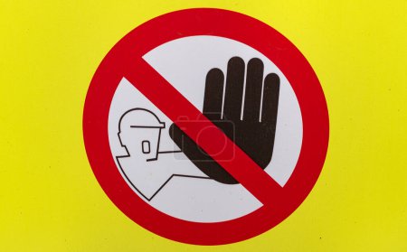 Téléchargez les photos : Pas de signe d'intrusion avec fond jaune - en image libre de droit