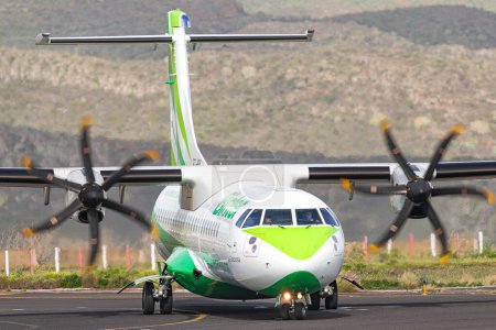 Foto de Tenerife, Islas Canarias, España; 30 de marzo de 2024: Binter ATR-72-600, listo para despegar, en el aeropuerto de La Laguna - Imagen libre de derechos