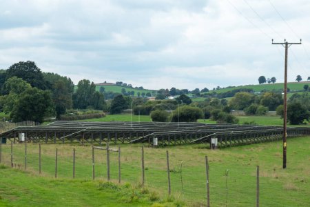 Téléchargez les photos : Vue arrière de tableaux de panneaux solaires installés sur une ferme à East Devon, au Royaume-Uni, qui fait partie du réseau énergétique national - en image libre de droit