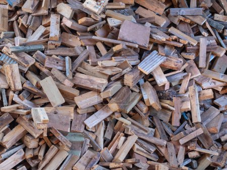 Foto de Una pila de piezas de madera para ser utilizadas como combustible - Imagen libre de derechos
