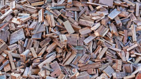 Foto de Un montón de recortes de madera y trozos para ser utilizados como combustible - Imagen libre de derechos