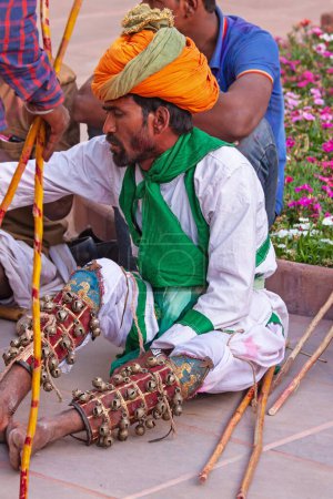 Téléchargez les photos : Rohet, Inde 9 mars 2015 : Membre d'une troupe de danseurs de castes mixtes qui célèbrent traditionnellement le festival de Holi en visitant le Rajasthan et en se produisant pour les familles les plus riches en échange de cadeaux d'appréciation - en image libre de droit