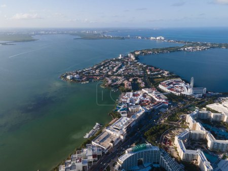 Foto de Drone view of Hotel Zone in Cancún, México - Imagen libre de derechos