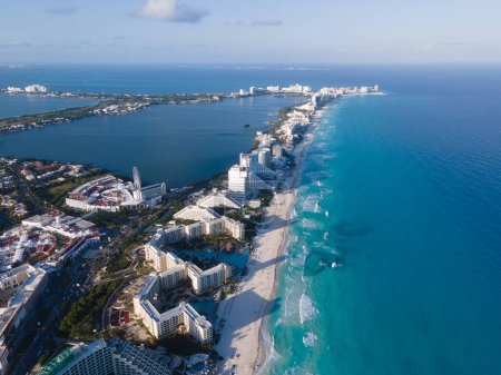 Foto de Drone view of Hotel Zone in Cancún, México - Imagen libre de derechos