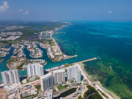 Foto de Drone view of Puerto Cancún, México - Imagen libre de derechos