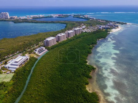 Foto de Drone view from Punta Nizuc, Hotel Zone in Cancún, México - Imagen libre de derechos
