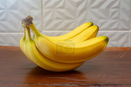 Imagen de plátanos sobre una mesa de madera
