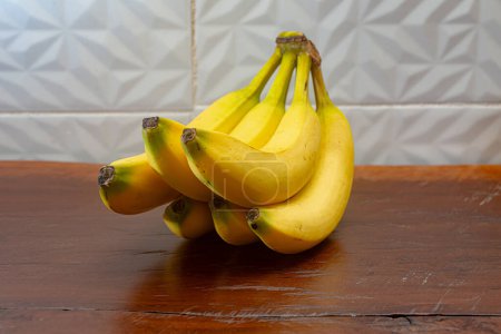 Image de bananes sur une table en bois