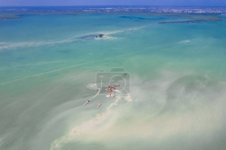 Foto de Drone view of Nichupte Lagoon, México - Imagen libre de derechos