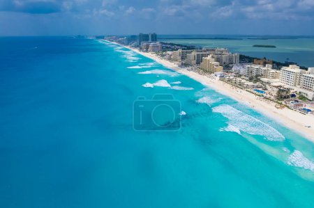 Vue par drone de la zone hôtelière de Cancun, Mexique