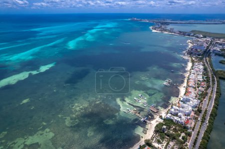 Foto de Drone view of Cancún Hotel Zone, México - Imagen libre de derechos