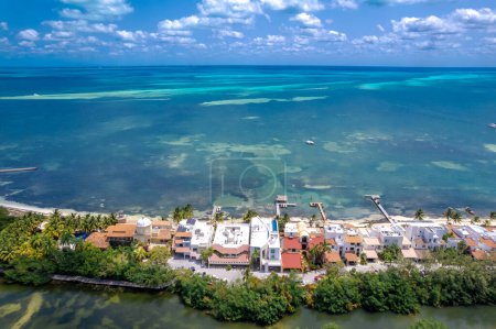 Drohnenblick auf die Residenzzone von Cancun, Mexiko