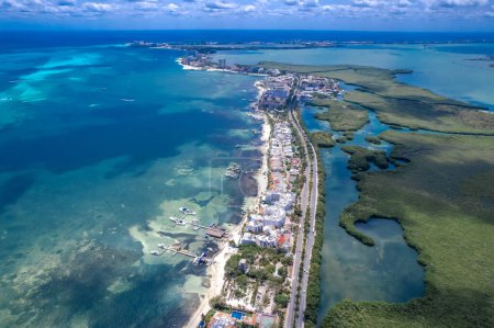 Drohnenblick auf die Hotelzone von Cancun, Mexiko