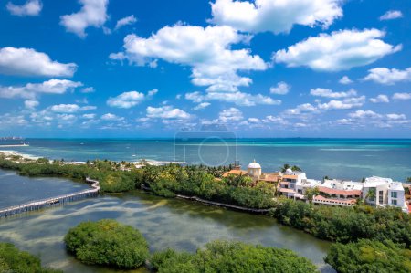 Drohnenblick auf die Hotelzone von Cancun, Mexiko
