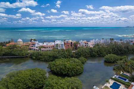 Drohnenblick auf die Residenzzone von Cancun, Mexiko