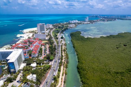 Vue par drone de la zone hôtelière de Cancun, Mexique