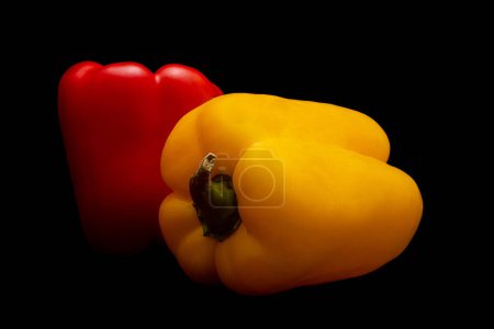 Foto de Sabroso pimiento rojo y amarillo en fondo negro - Imagen libre de derechos