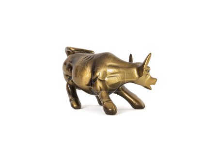 Téléchargez les photos : Cette statuette de taureau doré incarne l'esprit des tendances haussières dans l'arène du commerce professionnel, symbolisant la richesse, la croissance économique et la prospérité des investissements à long terme dans le monde animé du marché boursier. - en image libre de droit